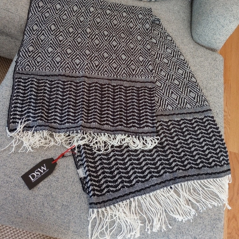 DSW Black and White Patterned Throw